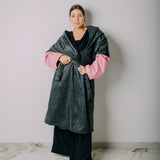 CAPPOTTO WRAP IN CAMMELLO GRIGIO CON MANICA A CONTRASTO IN CAMOSCIO ROSA