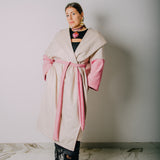 CAPPOTTO WRAP IN LANA VERGINE COLOR PANNA CON MANICA A CONTRASTO ROSA