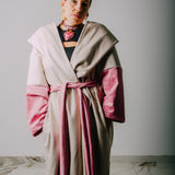 CAPPOTTO WRAP IN LANA VERGINE COLOR PANNA CON MANICA A CONTRASTO ROSA