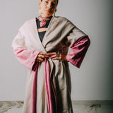 CAPPOTTO WRAP IN LANA VERGINE COLOR PANNA CON MANICA A CONTRASTO ROSA