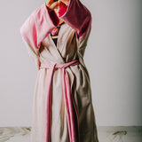 CAPPOTTO WRAP IN LANA VERGINE COLOR PANNA CON MANICA A CONTRASTO ROSA