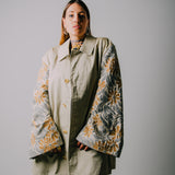 Trench vintage upcycling beige con maniche modificate in lana a fiori