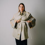 Trench vintage upcycling beige con maniche modificate in lana a fiori