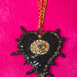 Collana 100% Handmade con cuore ricamato a mano nero in paillettes con occhio centrale, catena in acciaio inossidabile oro