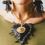 Collana 100% Handmade con cuore ricamato a mano nero in paillettes con occhio centrale, catena in acciaio inossidabile oro