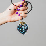 Collana 100% Handmade con cuore ricamato a mano su velluto nero spalmato azzurro - chocker con cordino nero