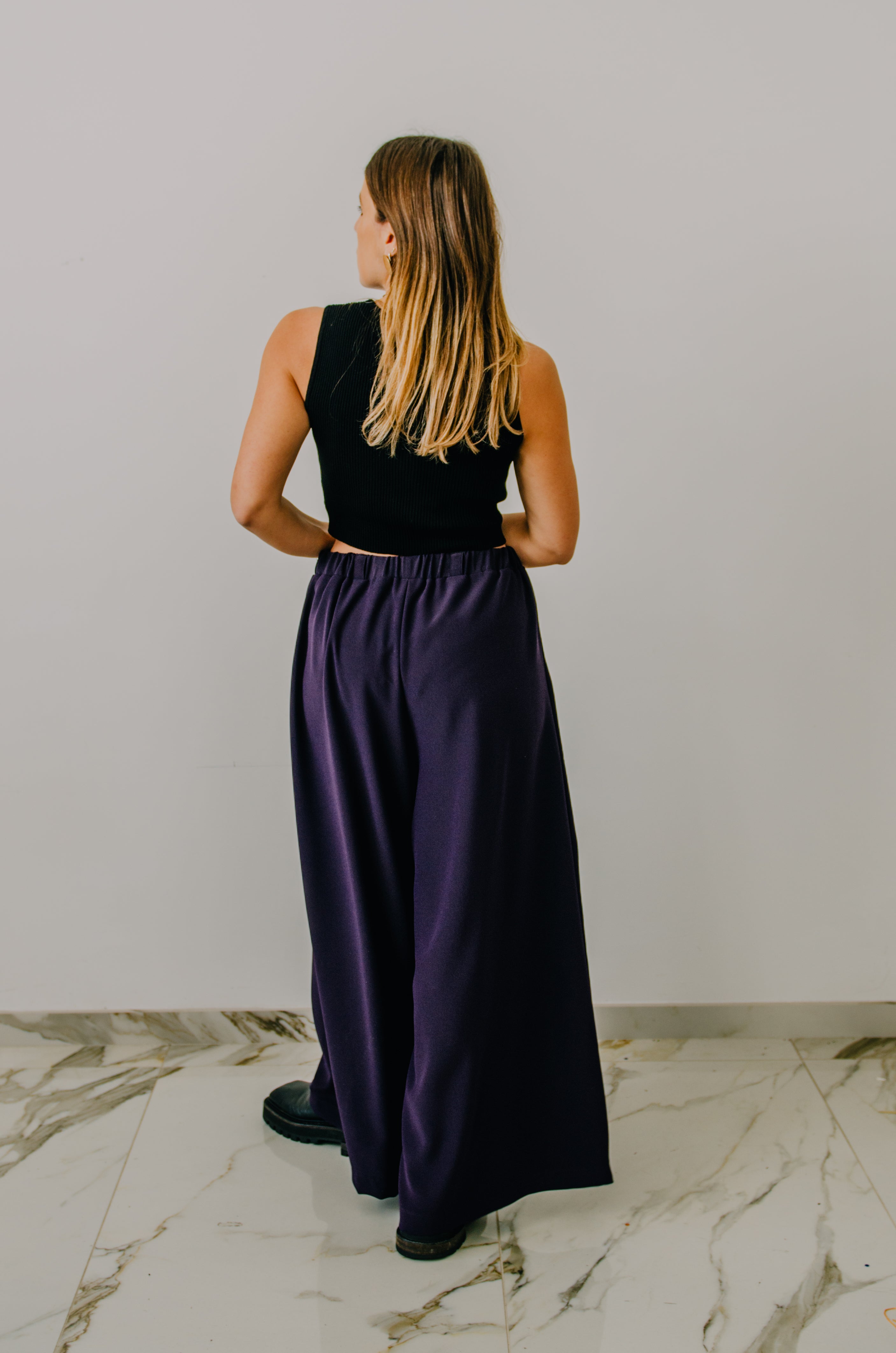 Pantalone palazzo NICOLE  sartoriale in satin viola opaco