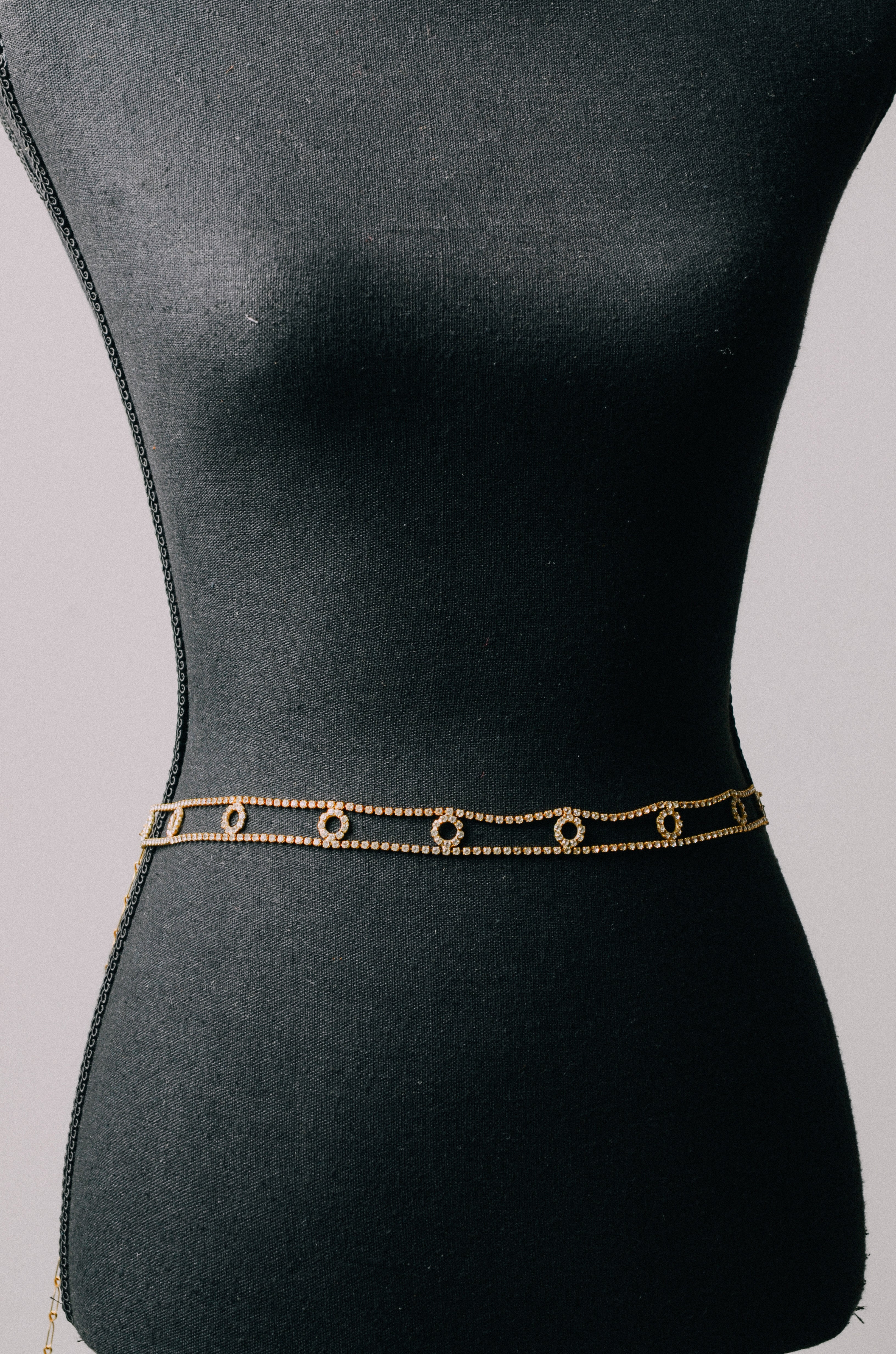 Cinturina gioiello con cerchi di strass bianchi su base dorata