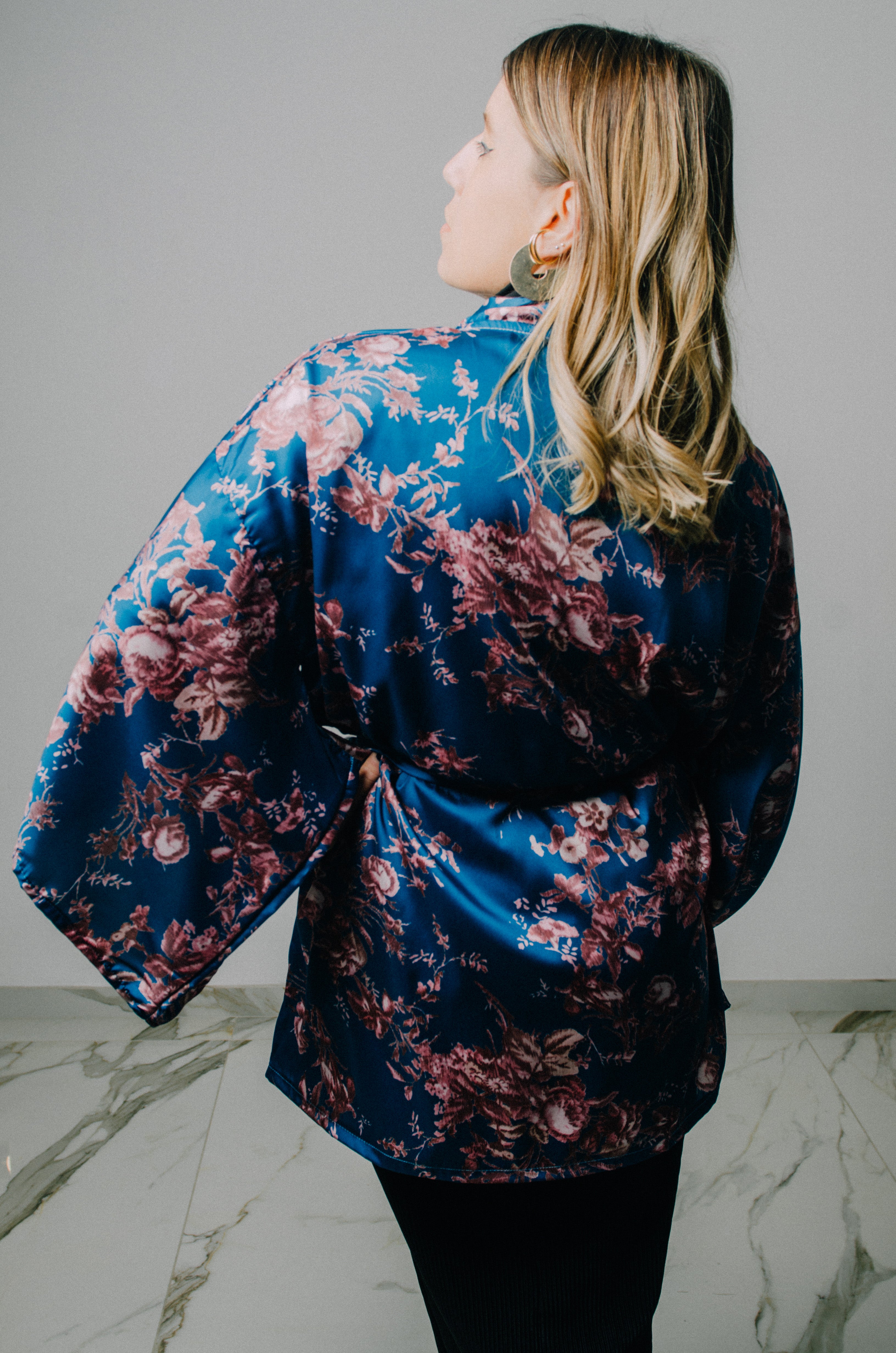Kimono sartoriale corto con fantasia a fiori su fondo blu