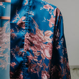 Kimono sartoriale corto con fantasia a fiori su fondo blu