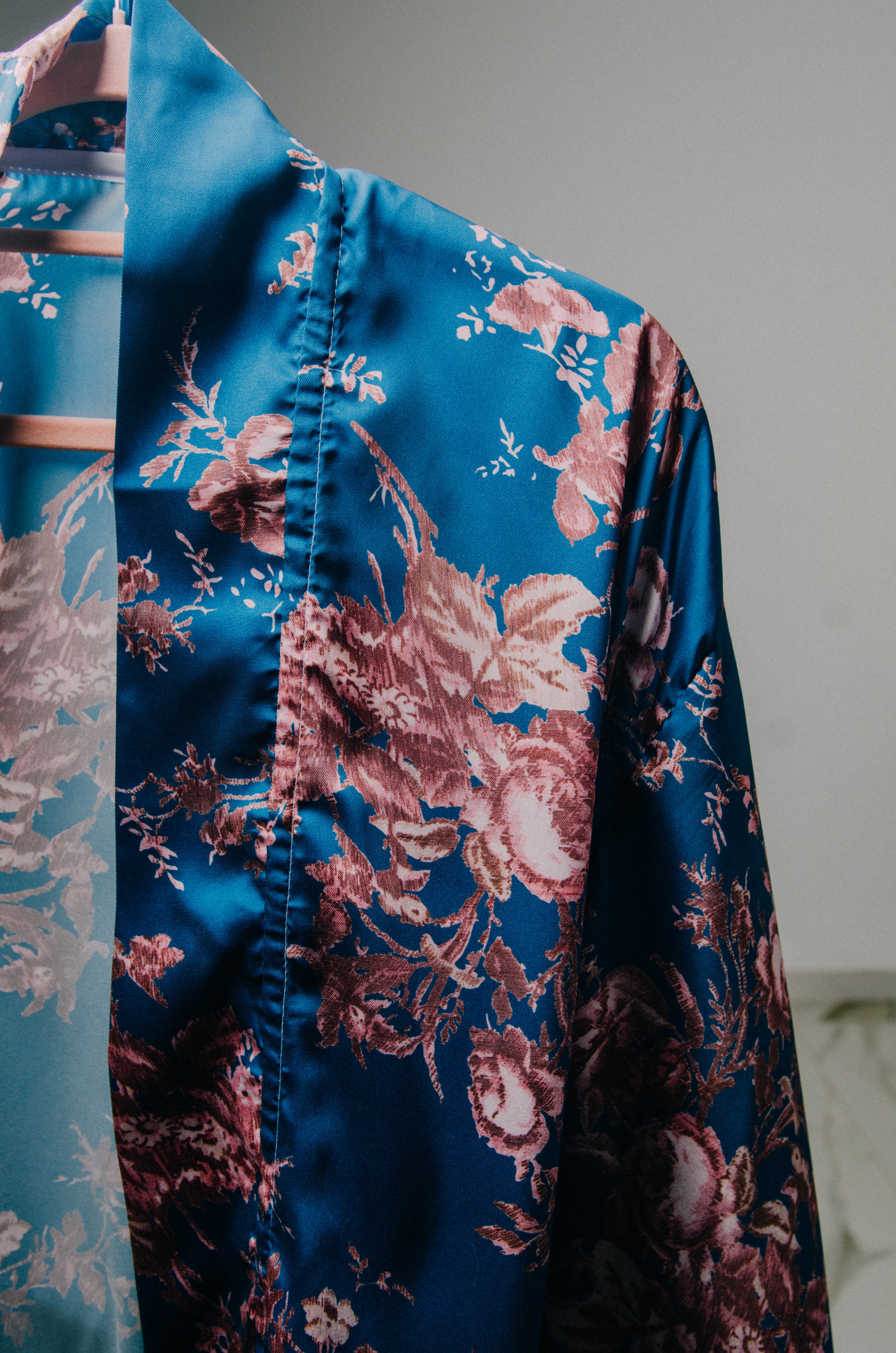 Kimono sartoriale corto con fantasia a fiori su fondo blu