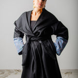 CAPPOTTO WRAP IN CACHEMIRE NERO CON MANICA A CONTRASTO AZZURRA