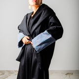 CAPPOTTO WRAP IN CACHEMIRE NERO CON MANICA A CONTRASTO AZZURRA