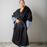 CAPPOTTO WRAP IN CACHEMIRE NERO CON MANICA A CONTRASTO AZZURRA